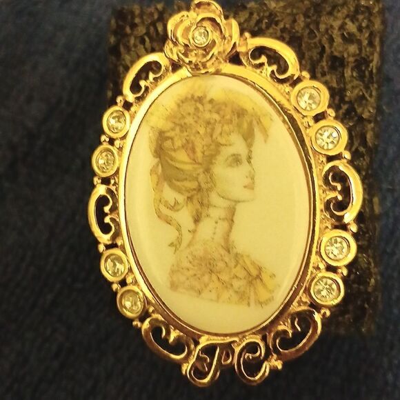 Unbranded Goldtone Porcelain Center  Mrs Albee President Club Recognition Brooch - Picture 1 of 5